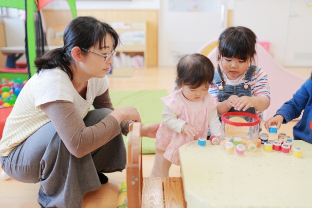 子供たちを見守る女性スタッフ