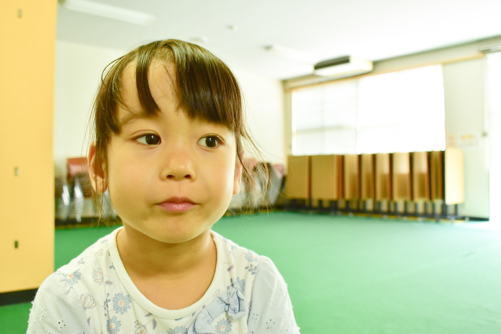 何かを見つめる女児